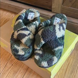 Mix No. 6 camo slippers